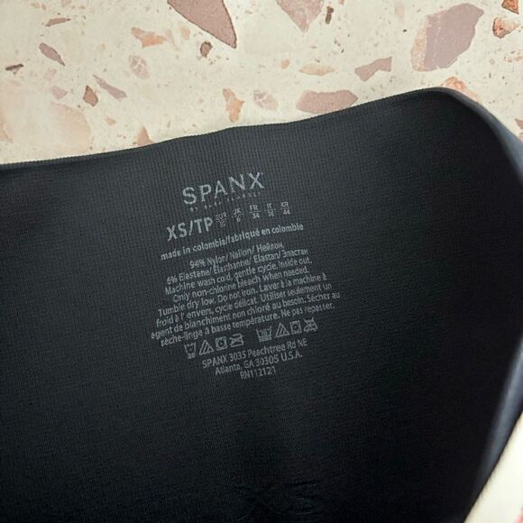 Spanx Look at Me Now Seamless Leggings Cropped
Black Camo size XS new - Picture 8 of 11